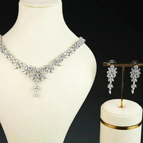 8pc. Unique One-Of-A-Kind Tiara Bridal Package with everything you need - Picture 13 of 17